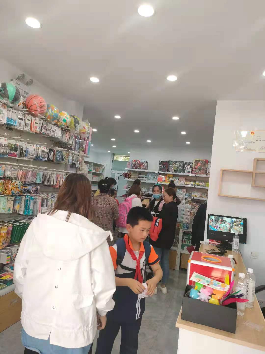 彩萱優(yōu)品文具加盟店：年輕人消費是主力